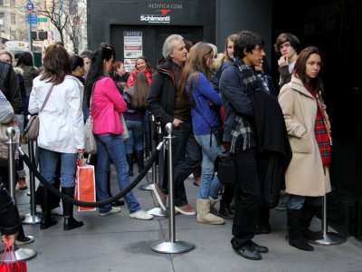 hollister-line-long-lines-waiting-wait-exclusive-shopping-shop-consumerism-bi-dng